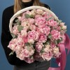 25 кустовых пионовидных роз Кэнди Флоу  в корзине
